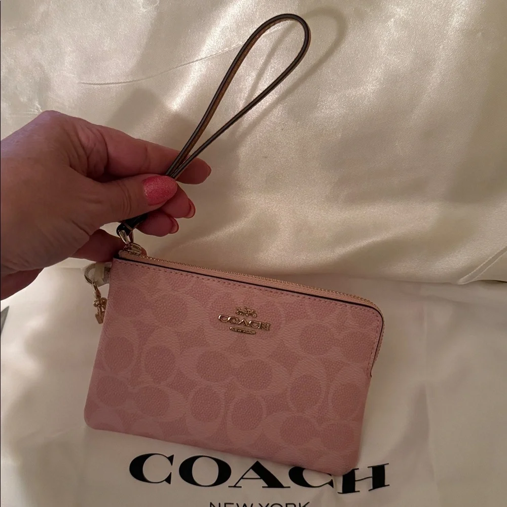 🩷NWT Pink Corner Zip Wristlet In Signature Canvas With Charm and Gold Hardware - Picture 8 of 8